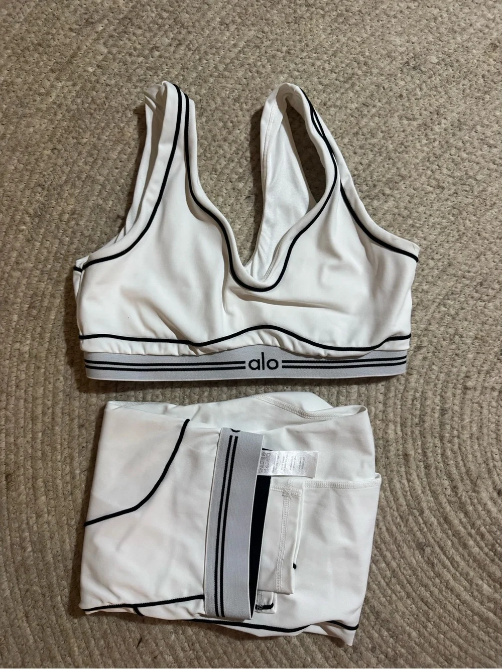 Alo White Sports Bra and Leggings set